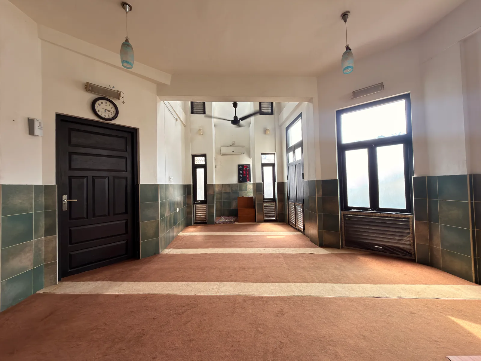 On-campus mosque offering daily congregational prayers and spiritual solace Serene on-campus air-conditioned Masjid and prayer sanctuary at Ayurgreen Hospital